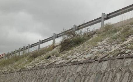 連霍高速路堤坡面拱形骨架填石防護
