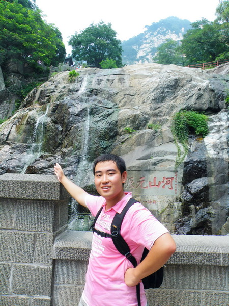 李震